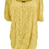 Blouse brede boord met korte mouw en kant geel