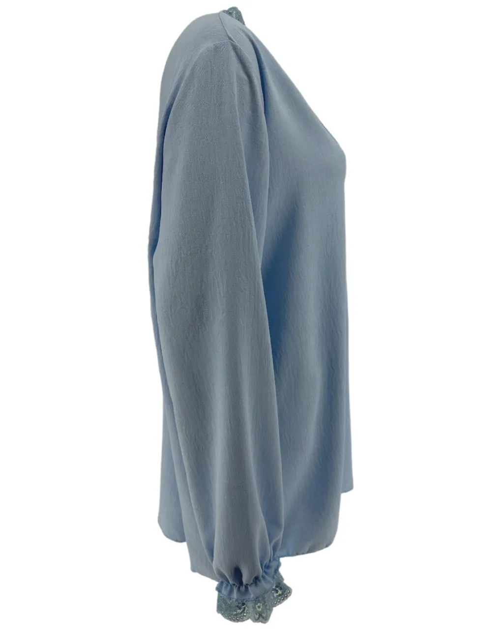 blouse_met_lange_mouw_en__1-2.webp Blouse met lange mouw en kanten v-hals Bea licht blauw