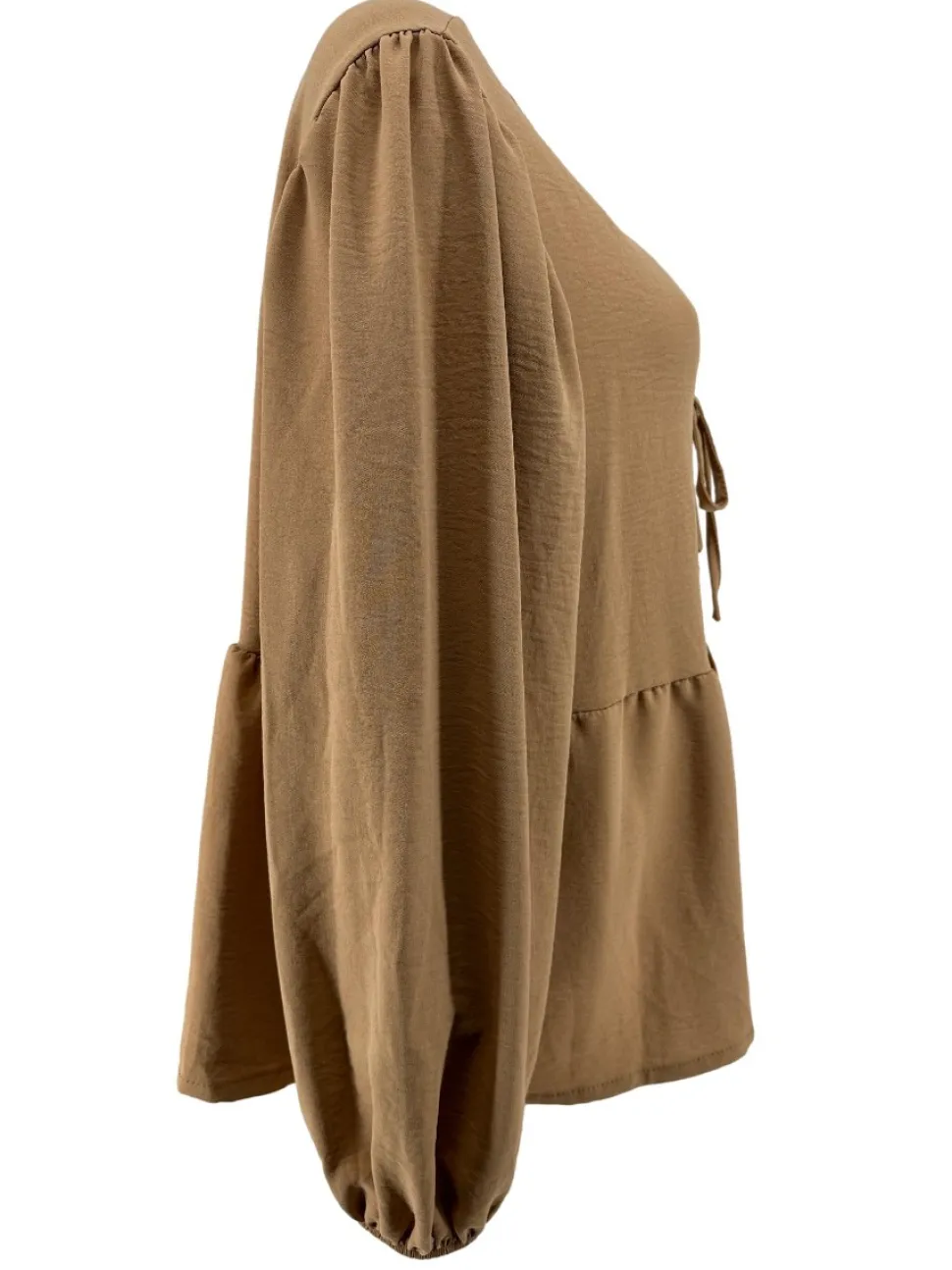 blouse_met_lange_mouw_en__1-9.webp Blouse met lange mouw en strikjes aan de voorzijde camel (SALE)