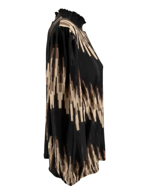 Blouse met opstaande smock hals towers zwart.(SHV)