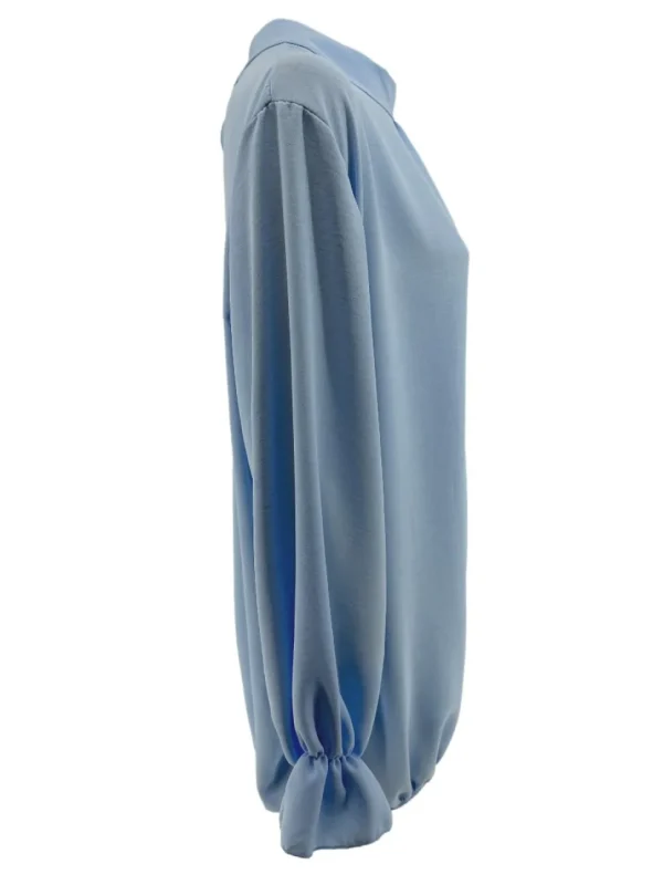 Blouse met ronde hals en knopen in de hals Nikki licht blauw