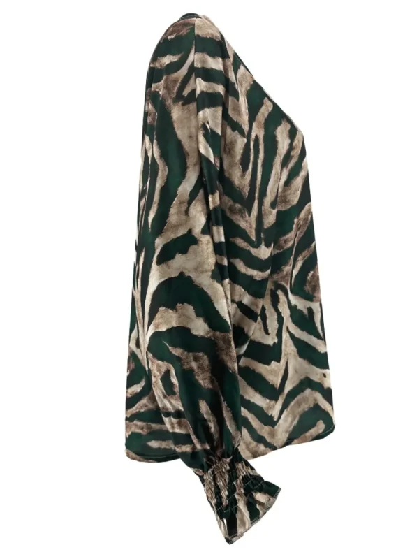 Blouse met v-hals en smock mouw zijdeglans zebra flessengroen.