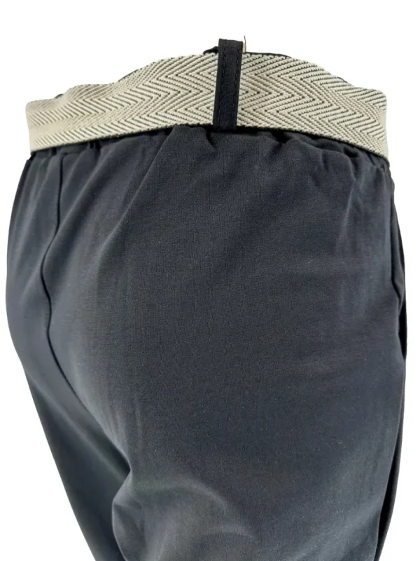 Broek met BAND aan de onderzijde met geweven riem zwart