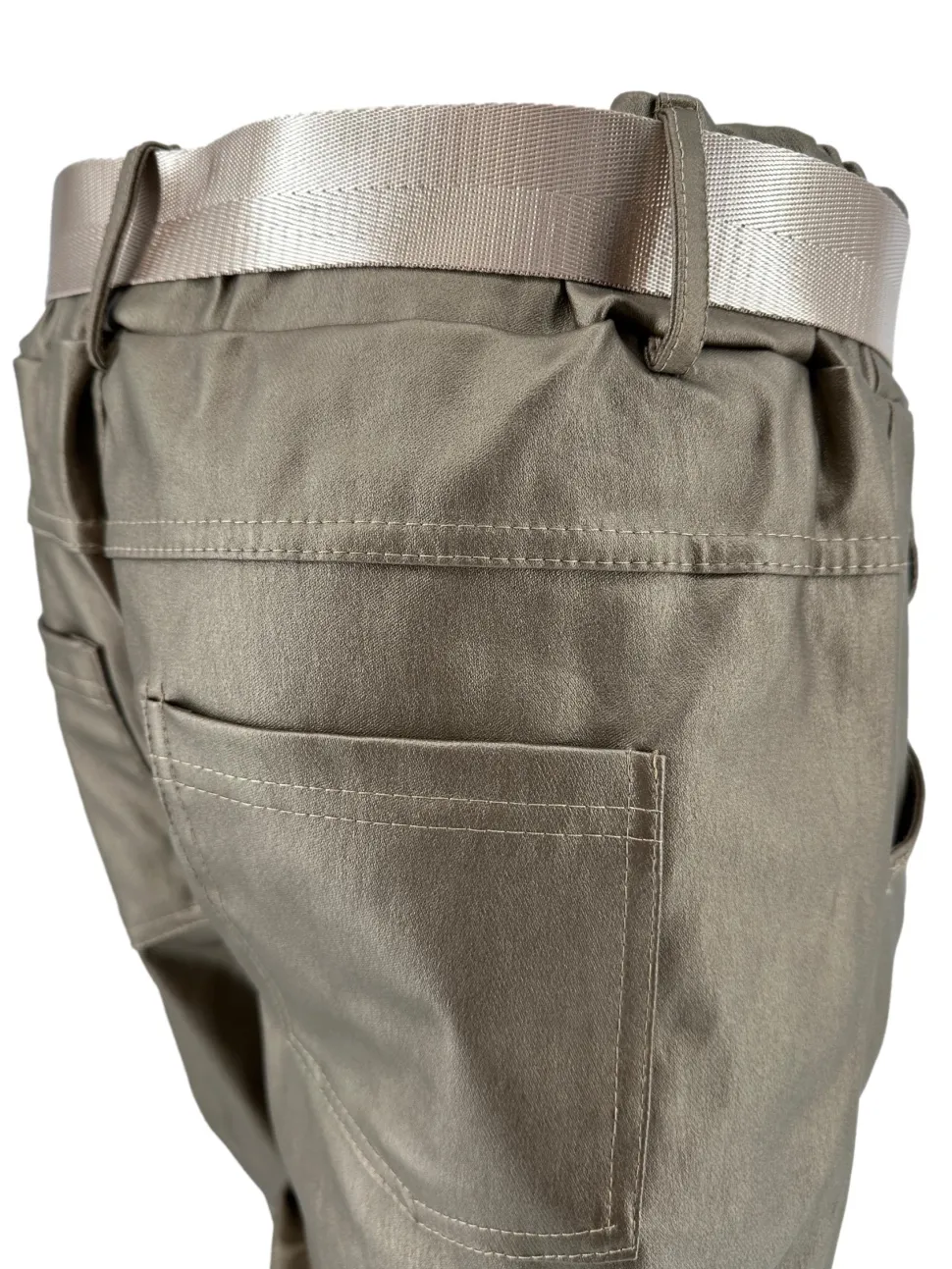 broek_met_zakjes_en_riem__1.webp Broek met zakjes en riem metallic goud