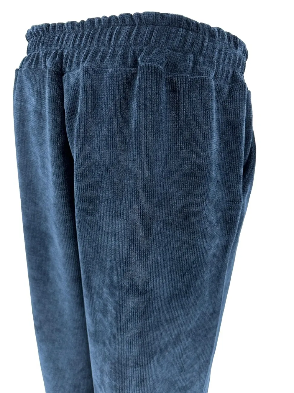broek_van_velvet_met_naad_1-2.webp Broek van VELVET met naad en Loveforever koordje donker blauw. SALE