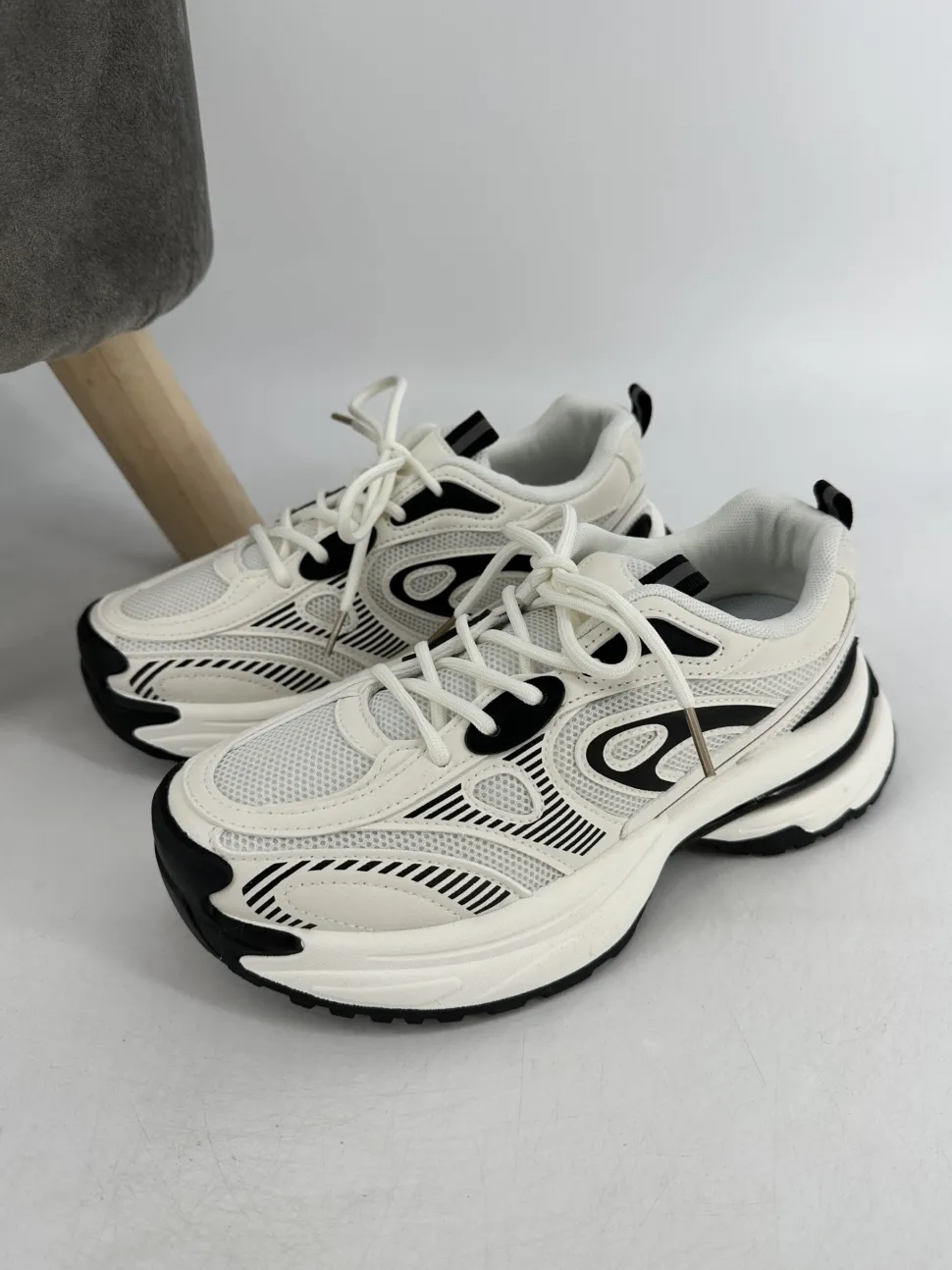 chunky_sneakers_met_veter_0-1.webp Chunky sneakers met veters en mesh detail zwart (HY88-61)