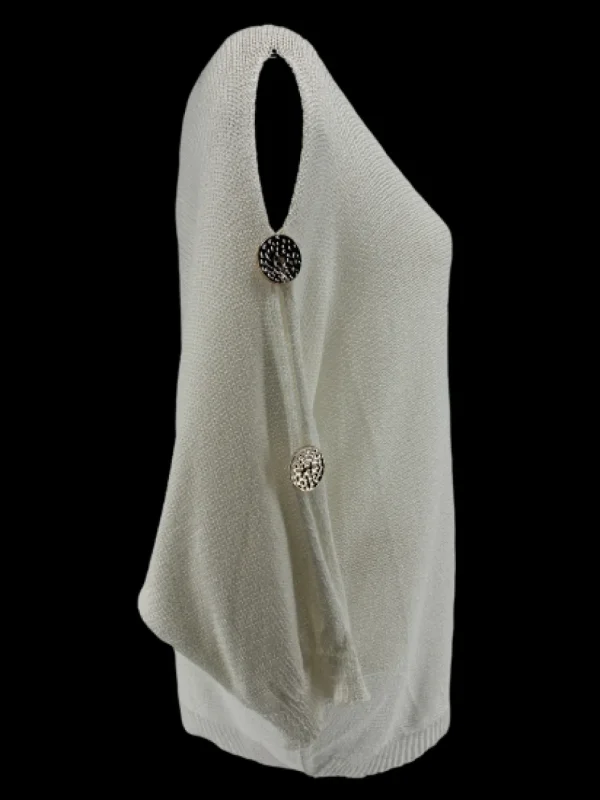 Fijn gehaakte trui met gouden knopen op de mouw wit