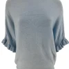 Fijngebreide trui met vleermuis mouw en ruffle Elisa licht blauw
