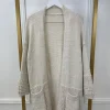 Grof gebreid vest met zakken en patroon op de mouw creme