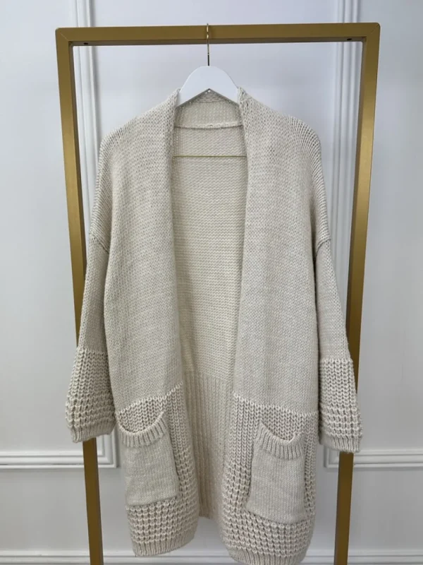 Grof gebreid vest met zakken en patroon op de mouw creme