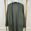 Grof gebreid vest met zakken en patroon op de mouw oud groen