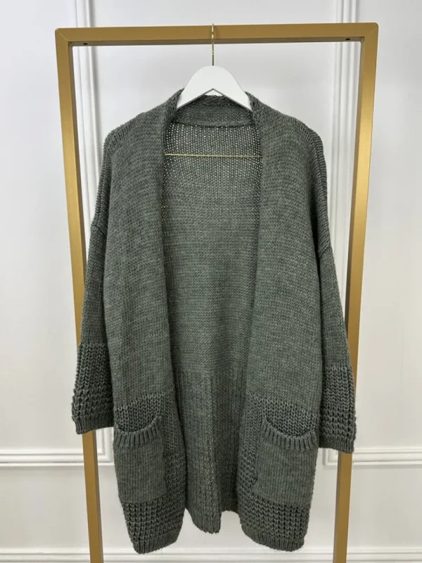 Grof gebreid vest met zakken en patroon op de mouw oud groen