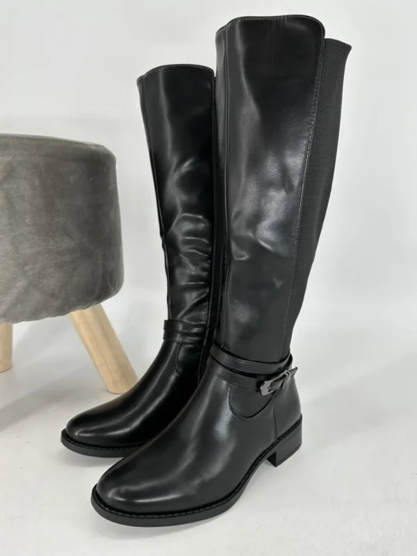 Hoge leather-look laars met riempje zwart (SP296). SALE