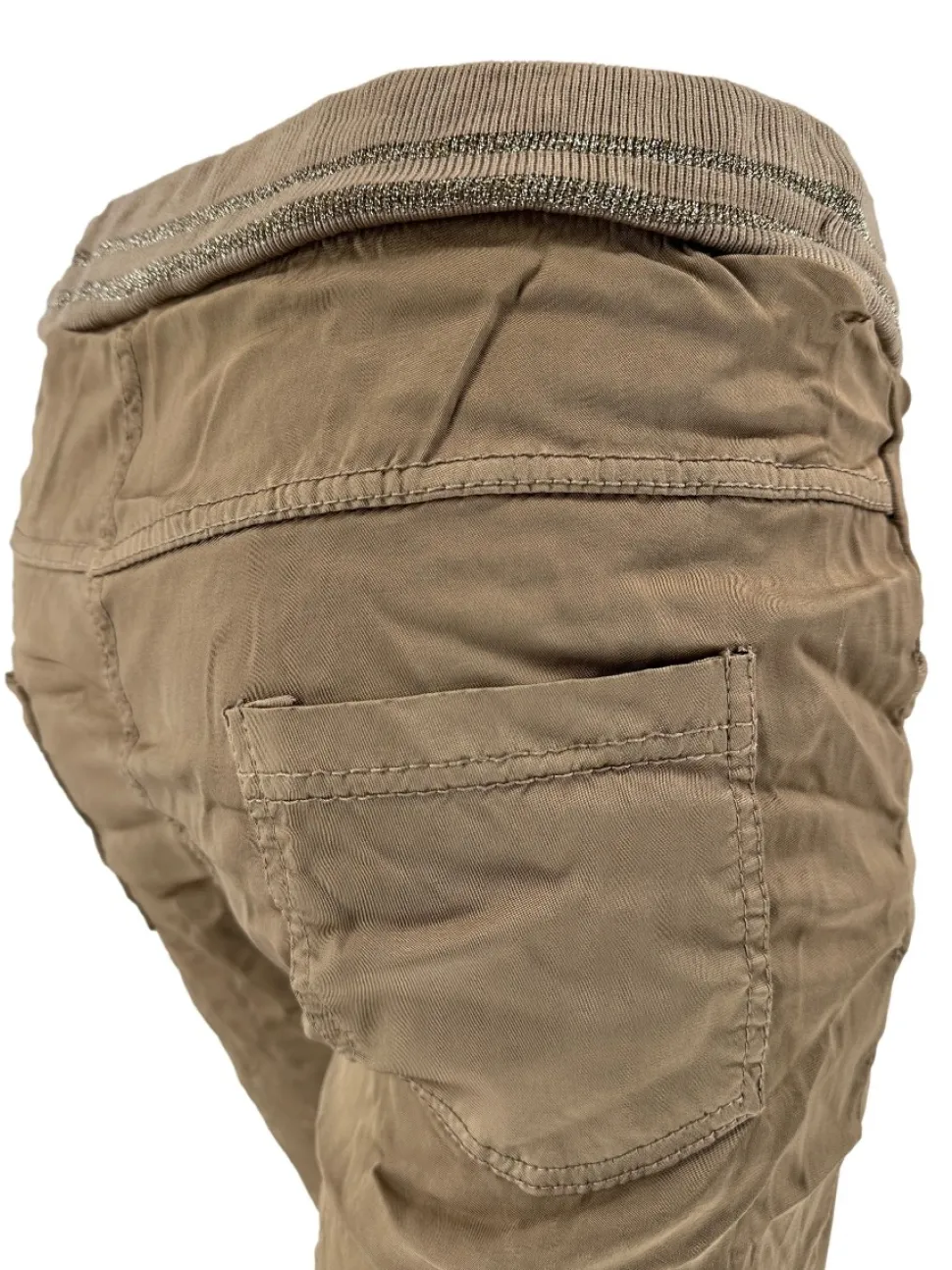 italy_joggjeans_in_satijn_1.webp Italy jogg-jeans in satijn-look SPARKLING camel