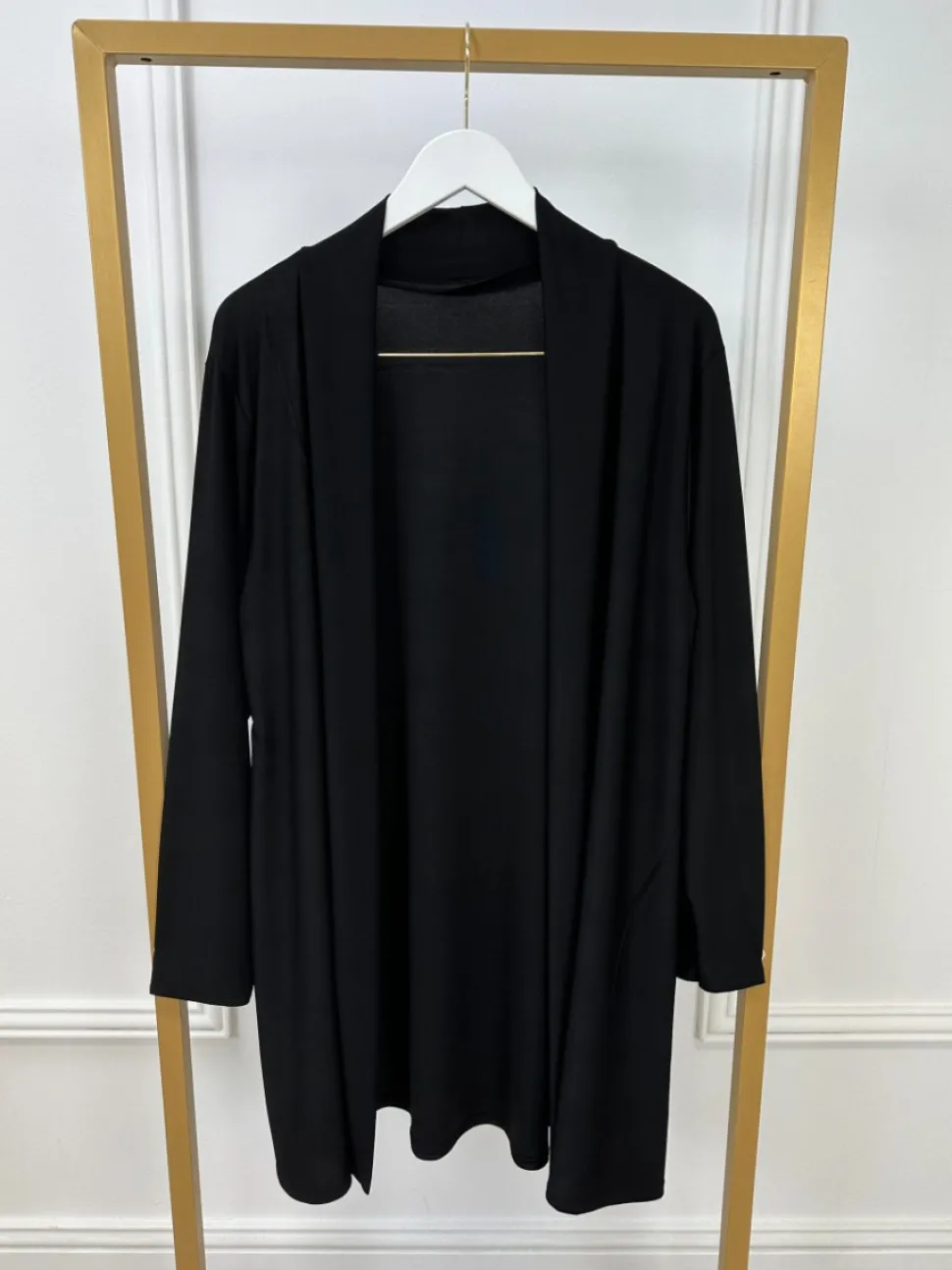 korter_soepel_vest_van_tr_0.webp Korter soepel vest van travelstof zwart