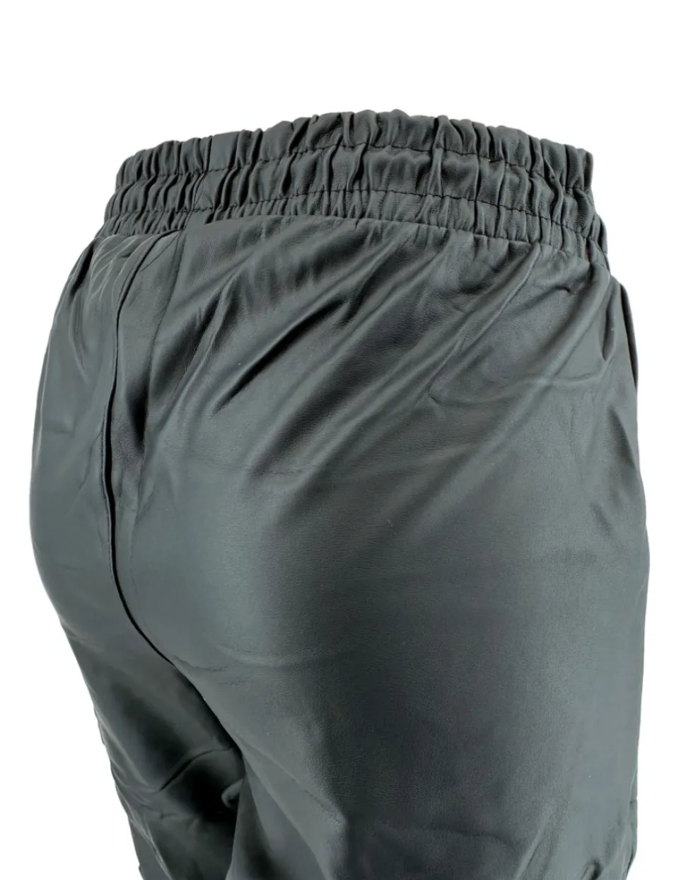 leatherlook_cargo_broek_z_1.webp Leather-look Cargo broek zwart (95596). SALE