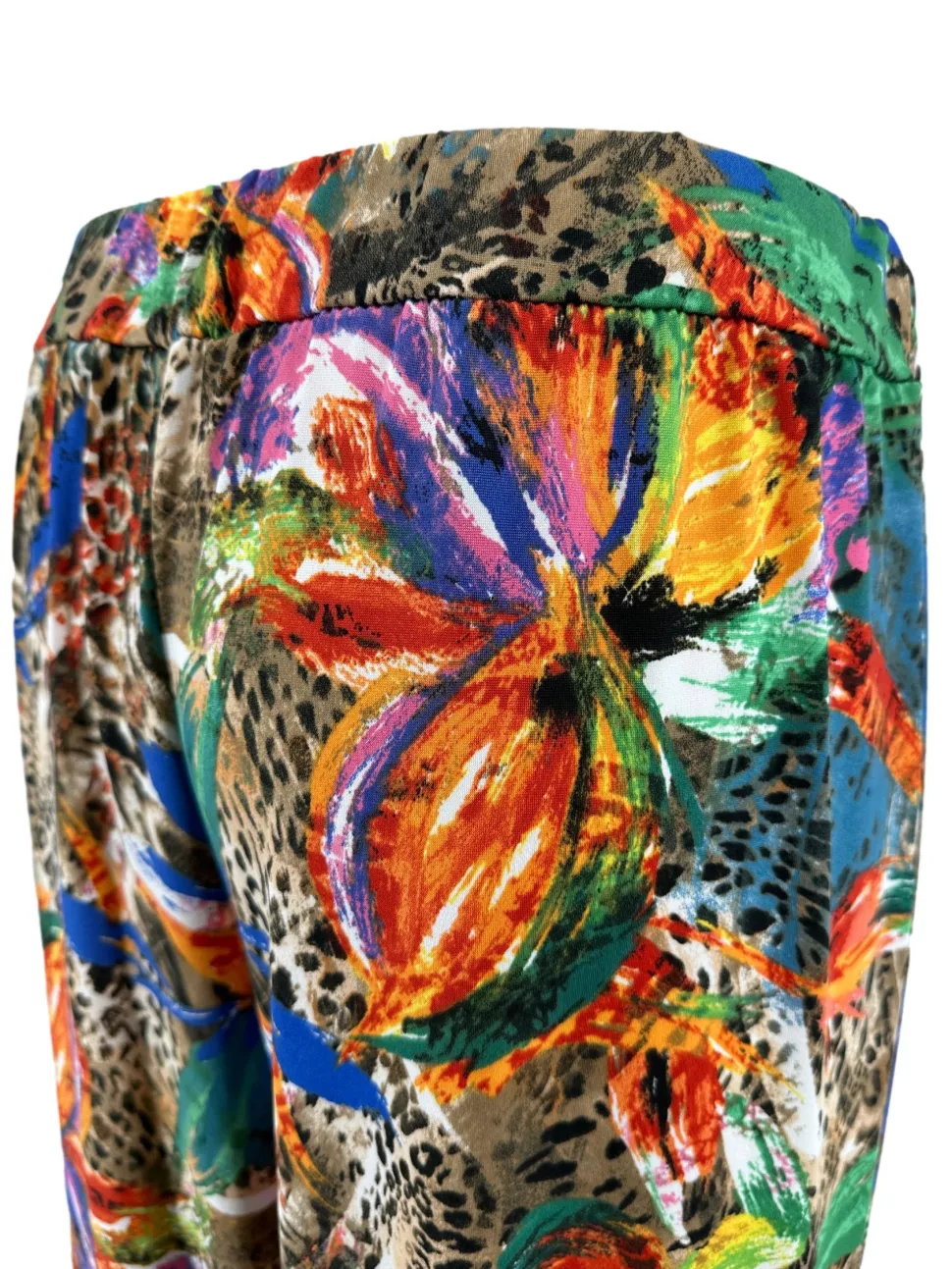 plus_size_broek_met_recht_1.webp Plus size broek met rechte broekspijp in travelstof tropical blauw