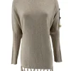 Poncho trui met franjes en RONDE knopen op de schouder beige
