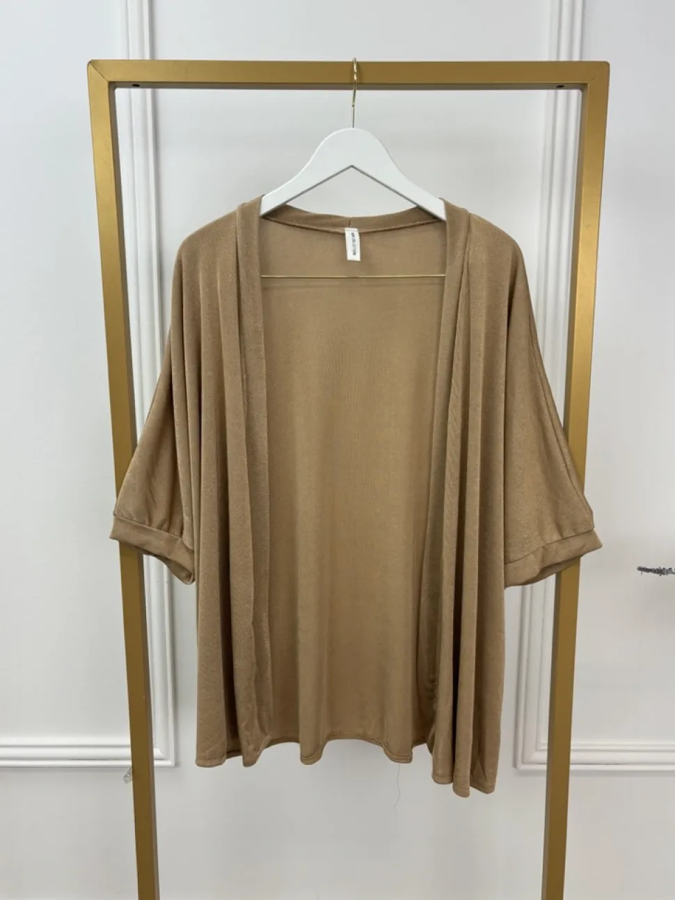 soepel_vallend_glans_vest_0.webp Soepel vallend glans vest met vleermuis mouw camel