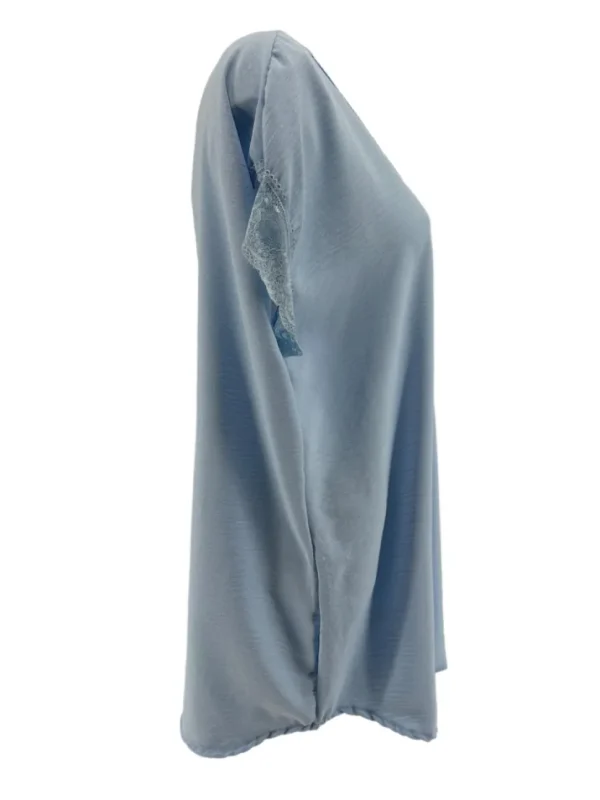 Top met kanten v-hals en mouw Trix licht blauw