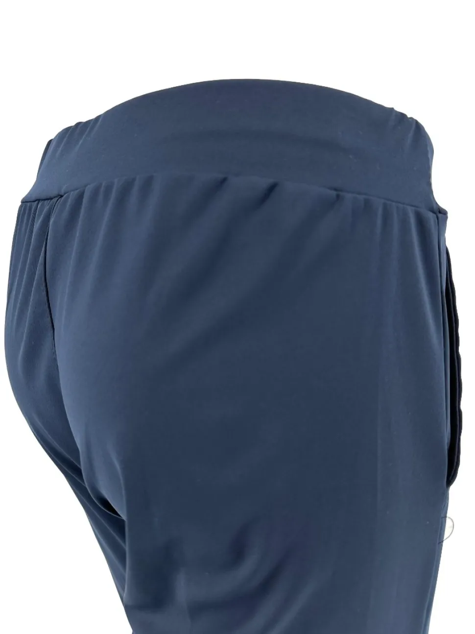 travelstof__broek_met_naa_1.webp Travelstof broek met NAAD aan de voorzijde Bobbie donker blauw.(bft)