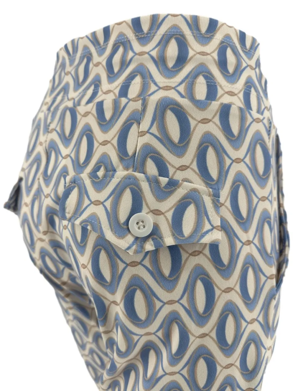 travelstof_broek_met_aans_1.webp Travelstof broek met aansluitende broekspijp Bibi Ovals licht blauw