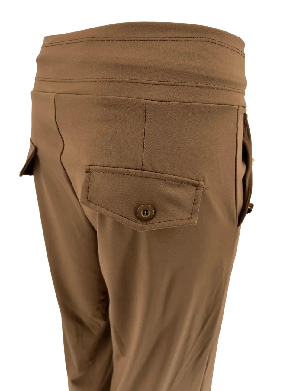 travelstof_broek_met_knop_1-1.webp Travelstof broek met KNOPEN op de zak en naad Bibi bruin.(BFT) SALE