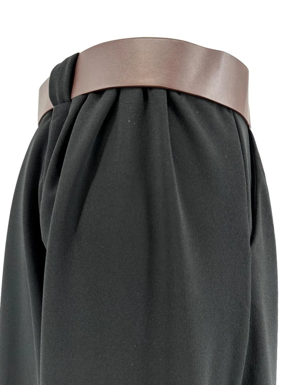 wijde_broek_met_bruine_ri_1.webp Wijde broek met bruine riem Gina zwart
